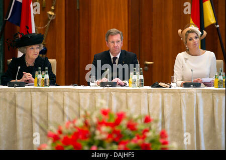 Königin Beatrix der Niederlande, Bundespräsident Christian Wulff und Kronprinzessin Maxima (L-R) im deutsch-niederländischen wirtschaftliche Vorträge gehalten im Hotel Adlon in Berlin, Deutschland, 12. April 2011. Die königliche Familie seinen Staatsbesuch in Deutschland begonnen und werden für vier Tage bleiben. Foto: AXEL SCHMIDT Stockfoto