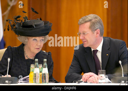 Königin Beatrix der Niederlande und Bundespräsident Christian Wulff Chat bei deutsch-niederländische wirtschaftliche Vorträge gehalten im Hotel Adlon in Berlin, Deutschland, 12. April 2011. Die königliche Familie seinen Staatsbesuch in Deutschland begonnen und werden für vier Tage bleiben. Foto: AXEL SCHMIDT Stockfoto