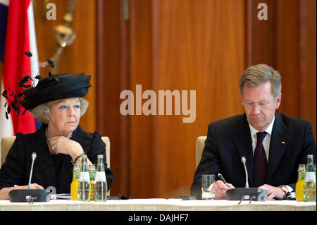 Königin Beatrix der Niederlande und Bundespräsident Christian Wulff im deutsch-niederländischen ökonomischen Gespräche statt im Hotel Adlon in Berlin, Deutschland, 12. April 2011. Die königliche Familie seinen Staatsbesuch in Deutschland begonnen und werden für vier Tage bleiben. Foto: AXEL SCHMIDT Stockfoto