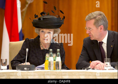 Königin Beatrix der Niederlande und Bundespräsident Christian Wulff Chat bei deutsch-niederländische wirtschaftliche Vorträge gehalten im Hotel Adlon in Berlin, Deutschland, 12. April 2011. Die königliche Familie seinen Staatsbesuch in Deutschland begonnen und werden für vier Tage bleiben. Foto: AXEL SCHMIDT Stockfoto