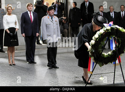 Königin Beatrix von Netherlands (R), Prinz Willem-Alexander und Prinzessin Maxima besuchen eine Kranzniederlegung an der neuen Wache (neue Wachhaus) in Berlin, Deutschland, 12. April 2011. Die königliche Familie ist auf einem Vier-Tages-Besuch in Deutschland. Foto: Patrick van Katwijk Stockfoto