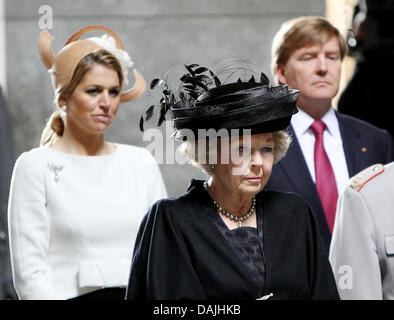 Königin Beatrix von Netherlands (C), Prinz Willem-Alexander und Prinzessin Maxima besuchen eine Kranzniederlegung an der neuen Wache (neue Wachhaus) in Berlin, Deutschland, 12. April 2011. Die königliche Familie ist auf einem Vier-Tages-Besuch in Deutschland. Foto: Patrick van Katwijk Stockfoto