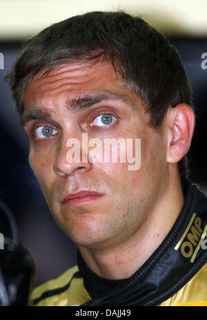 Russische Formel Eins Fahrer Vitaly Petrov von Lotus Renault, während die zweite Trainingssession auf dem Sepang Circuit außerhalb Kuala Lumpur, Malaysia, 8. April 2011 zu sehen. Foto: Jens Buettner dpa Stockfoto
