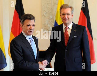 Kolumbiens Präsident Juan Manuel Santos (L), empfängt den deutschen Bundespräsidenten Christian Wulff in Berlin, Deutschland, 13. April 2011. Santos besucht Deutschland zu bilateralen Gesprächen. Foto: Maurizio Gambarini Stockfoto