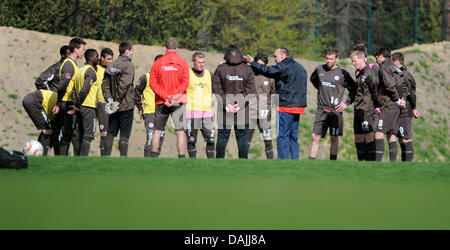 Trainer Holger Stanislawski (5-R) spricht für das Team auf dem Trainingsgelände in Hamburg, Germany, 13. April 2011. Er wird die Fußball-Bundesligisten FC St. Pauli am Ende der Saison verlassen. FOTO: ANGELIKA WARMUTH Stockfoto