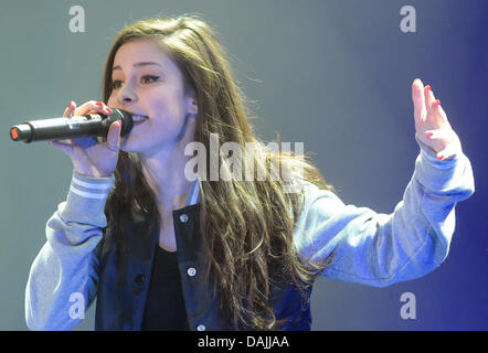 Deutsche Pop-Sängerin Lena Meyer-Landrut führt in der o2 World in Berlin, Deutschland, 13. April 2011. Das Konzert startete ihre Deutschland-Tournee. Foto: Britta Pedersen Stockfoto