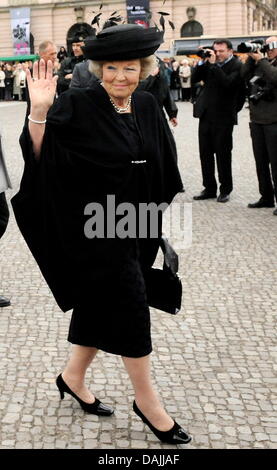 Königin Beatrix der Niederlande winkt der Menge an neuen Wache (neue Wachhaus) in Berlin, Deutschland, 12. April 2011. Neue Wache ist die zentrale Gedenkstätte der Bundesrepublik Deutschland für die Opfer von Krieg und Gewaltherrschaft. Die königliche Familie ist auf einem Vier-Tages-Besuch in Deutschland. Foto: Maurizio Gambarini Stockfoto