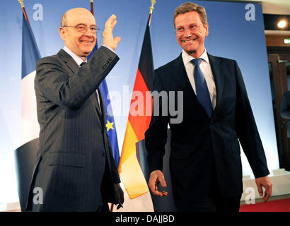 German Foreign Minister Guido Westerwelle (R) trifft sich mit seinem französischen Amtskollegen Alain Juppé anlässlich eines Treffens der NATO-Außenminister, Libyen, Afghanistan und Rakete Verteidigung in Berlin, Deutschland, 14. April 2011 zu diskutieren. Foto: MAURIZIO GAMBARINI Stockfoto
