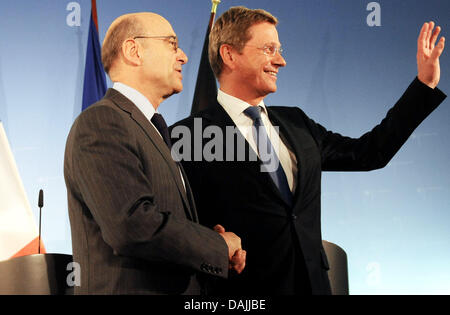 German Foreign Minister Guido Westerwelle (R) trifft sich mit seinem französischen Amtskollegen Alain Juppé anlässlich eines Treffens der NATO-Außenminister, Libyen, Afghanistan und Rakete Verteidigung in Berlin, Deutschland, 14. April 2011 zu diskutieren. Foto: MAURIZIO GAMBARINI Stockfoto