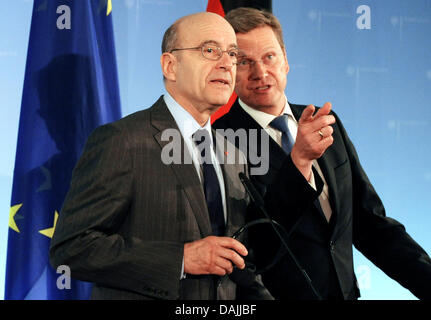 German Foreign Minister Guido Westerwelle (R) trifft sich mit seinem französischen Amtskollegen Alain Juppé anlässlich eines Treffens der NATO-Außenminister, Libyen, Afghanistan und Rakete Verteidigung in Berlin, Deutschland, 14. April 2011 zu diskutieren. Foto: MAURIZIO GAMBARINI Stockfoto