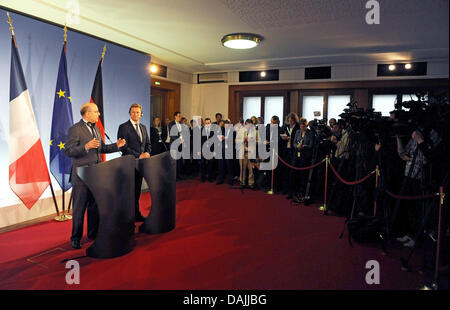 German Foreign Minister Guido Westerwelle (R) trifft sich mit seinem französischen Amtskollegen Alain Juppé anlässlich eines Treffens der NATO-Außenminister, Libyen, Afghanistan und Rakete Verteidigung in Berlin, Deutschland, 14. April 2011 zu diskutieren. Foto: MAURIZIO GAMBARINI Stockfoto