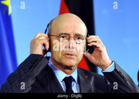 Der französische Außenminister Alain Juppé spricht auf einer Pressekonferenz in Berlin, Deutschland, 14. April 2011. NATO-Außenminister treffen sich in Berlin, Libyen, Afghanistan und Rakete Verteidigung zu diskutieren. Foto: MAURIZIO GAMBARINI Stockfoto
