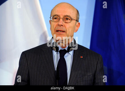 Der französische Außenminister Alain Juppé spricht auf einer Pressekonferenz in Berlin, Deutschland, 14. April 2011. NATO-Außenminister treffen sich in Berlin, Libyen, Afghanistan und Rakete Verteidigung zu diskutieren. Foto: MAURIZIO GAMBARINI Stockfoto