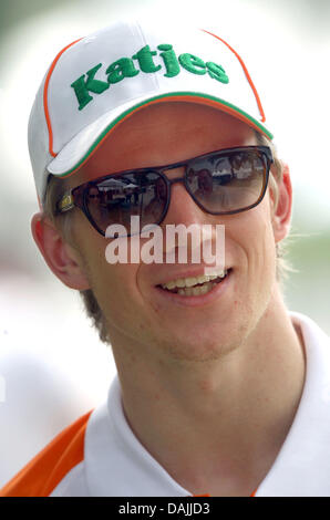 Deutsche Formel1-Fahrer Nico Huelkenberg von Force India im Fahrerlager auf dem Sepang Circuit außerhalb Kuala Lumpur, Malaysia, 7. April 2011. Foto: Jens Büttner Stockfoto