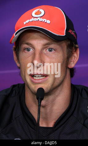 Britische Formel1-Fahrer Jenson Button McLaren Mercedes spricht auf einer Pressekonferenz auf dem Sepang Circuit außerhalb Kuala Lumpur, Malaysia, 7. April 2011. Foto: Jens Büttner Stockfoto