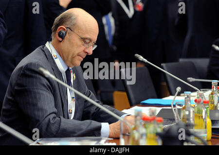 Der französische Außenminister Alain Juppé besucht ein Treffen im Auswärtigen Amt in Berlin, Deutschland, 14. April 2011. NATO-Außenminister treffen sich in Berlin, Libyen, Afghanistan und Rakete Verteidigung für zwei Tage zu diskutieren. Foto: MAURIZIO GAMBARINI Stockfoto