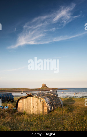 Hering-Boot Schuppen im Hafen von Lindisfarne, Northumberland, England Stockfoto