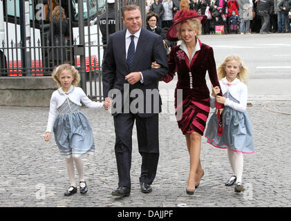 Kronprinz Charles de Bourbon beider Sizilien und Prinzessin Camilla kommen mit ihren beiden Töchtern Prinzessin Maria Chiara (L) und Prinzessin Maria-Carolina(R), für die Taufe und Namensgebung Zeremonie der dänischen Zwillinge in der Holmens Kirke (Holmens Kirche) in Kopenhagen, Dänemark, 14. April 2011. Die Zwillinge von Kronprinz Frederik und Kronprinzessin Mary, ein Junge und ein Mädchen waren auf Janua geboren. Stockfoto