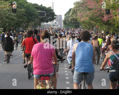 Ein Bild vom 6. März 2011 zeigt Hunderte von Radfahrern Reiten durch Buenos Aires, Argentinien. Am ersten Sonntag eines jeden Monats, trifft die "Masa Crítica" demonstrieren gegen Autofahrer. Normalerweise ein Bbike Reiten ist Leben-bedrohlich in Buenos Aires, aber beim fahren in einer großen Gruppe Radfahrer sicher sind. Foto: Lisa Rauschenberger Stockfoto