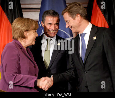 Bundeskanzlerin Angela Merkel (CDU), Außenminister Guido Westerwelle (FDP, r.) Und der NATO-Generalsekretär Anders Fogh Rasmussen, Aufgenommen bin Donnerstag (14.04.2011) in Berlin Bei Einem Empfang Anlaesslich des NATO-Aussenministertreffens. Sterben Sie Aussenminister der Nato Kamen in Berlin Zu Beratungen schlug Das Kuenftige Vorgehen in Libyen Zusammen. Foto: Berthold Stadler dpa Stockfoto