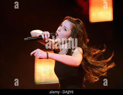 Deutsche Pop-Sängerin Lena Meyer-Landrut führt durch auf der Bühne in der TUI Arena in Hannover, Deutschland, 14. April 2011. Die deutsche Grand-Prix-Song-Contest-Kandidaten begann ihr "Lena LIVE Tour 2011" am Vortag in Berlin, Deutschland. Foto: Caroline Seidel Stockfoto