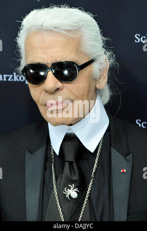 Deutsche Modedesigner Karl Lagerfeld stellt während der Eröffnungsfeier für seine "Schwarzkopf Lightbox von Karl Lagerfeld" in Düsseldorf, 14. April 2011. Die Lightbox, die von Lagerfeld entworfen wurde dienen als mobiler Friseur Salon beim Eurovision Song Contest vom 16. April 2011 auf. Foto: Henning Kaiser Stockfoto