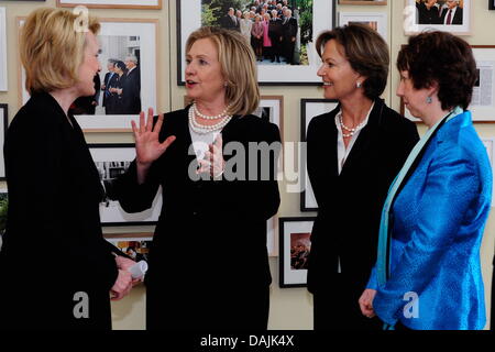 US-Außenministerin Hillary Clinton (2. bis L) mit EU Foreign Policy Representative Catherine Ashton (R), stellvertretender Vorsitzender der American Academy, Gahl Burt (L) und die Richard Holbrooke Witwe, Kati Marton, anlässlich des Jahrestages von uns spricht, Diplomate und Mitbegründer der American Academy Richard Holbrooke an der American Academy in Berlin, Deutschland, 15. April 2011. Die amerikanische Fortbildungsangebote Stockfoto