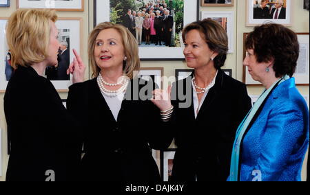 US-Außenministerin Hillary Clinton (2. bis L) mit EU Foreign Policy Representative Catherine Ashton (R), stellvertretender Vorsitzender der American Academy, Gahl Burt (L) und die Richard Holbrooke Witwe, Kati Marton, anlässlich des Jahrestages von uns spricht, Diplomate und Mitbegründer der American Academy Richard Holbrooke an der American Academy in Berlin, Deutschland, 15. April 2011. Die amerikanische Fortbildungsangebote Stockfoto