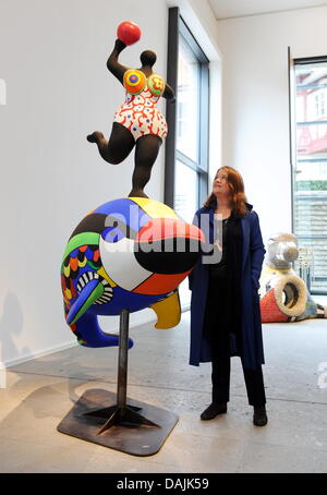 Laura Duke, die Tochter des Künstlers, befasst sich mit amerikanisch-französischen Künstlerin Niki de Saint Phalle "Nana auf einem Delphin" ("Nana Auf Einem Delfin") bei einer fortgeschrittenen Präsentation in der Kunsthalle Wuerth in Schwäbisch Hall, Deutschland, 15. April 2011. Die Kunsthalle zeigt rund 180 Gemälden, Skulpturen und Installationen. "Spiel mit mir" ist die Fliese der Ausstellung, die hauptsächlich aus Darlehen besteht Stockfoto