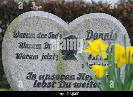 Der Grabstein steht auf dem Grab Dennis K. in Scharmbeckstotel, Deutschland, 15. April 2011. Der junge wurde im September 2001 im Alter von neun Jahren ermordet. Rund zehn Jahre später, ein 40-Year-Old gestand den Mord an Dennis und zwei anderen jungen. Foto: Ingo Wagner Stockfoto