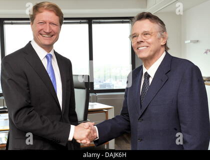 Der Direktor des Bayerischen Rundfunks Unternehmen (BR) Ulrich Wilhelm (L) und Dirigenten Mariss Jansons Handschlag in München, Deutschland, 15. April 2011. Der lettische Dirigent ist der Chef von der BR-Symphonieorchester und gerade eine Vertragsverlängerung bis Ende August 2015 unterschrieben. Vertrages im übrigen würde im Jahr 2012 abgelaufen. Foto: Marc Müller Stockfoto