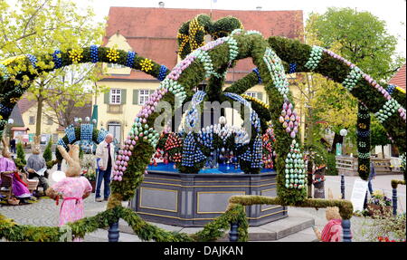 Rund 9500 bunt bemalte Eiern schmücken die Ostern gut in Schechingen, Deutschland, 15. April 2011. Den Brunnen zu verzieren ist eine 100 Jahre alte Tradition, die dazu bestimmt ist, die gut erhalten wieder in Form nach einem harten Winter und die gut Göttin zu beschwichtigen. Die Eizellen werden mit Christian, Märchen und Landschaftsmotiven verziert. Foto: Bernd Weissbrod Stockfoto