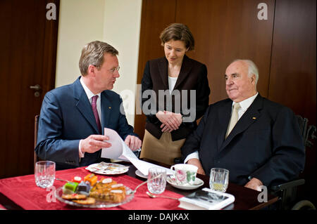 Deutschen Bundesrepublik Präsident Christian Wulff (L) besucht ehemalige Bundeskanzler Helmut Kohl und seine Frau Maike Richter-Kohl in ihrer Privatwohnung in Ludwigshafen, Deutschland, 16. April 2011. Die Rede, die eine gute Stunde dauerte, war einer der mehrere Termine, die der Bundespräsident in Rheinland-Pfalz. Foto: JESCO DENZEL/BUNDESPRESSEAMT Stockfoto