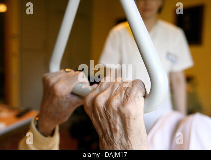 Ein Datei-Bild vom 24. September 2009 zeigt ein Bewohner von einem Senioren Zentrum in Hamburg, Deutschland. Im Hintergrund ist eine Krankenschwester. Die christliche demokratische Union wollen der Pflege alter Menschen und die Unterstützung von Erwerbstätigen Angehörigen die Betreuung zu Hause verbessern. Foto: Angelika Warmuth / Datei Stockfoto