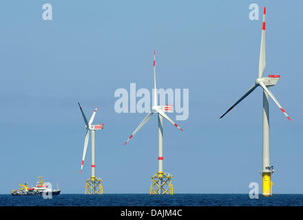 (Dpa Datei) Eine Archiv-Bild vom 23. April 2010, zeigt eine Reihe von Windkraftanlagen im Offshore-Windpark "Alpha Ventus" rund 45 Kilometer vor der ostfriesischen Küste von Borkum Insel, Deutschland Spinnen. Foto: Ingo Wagner Stockfoto