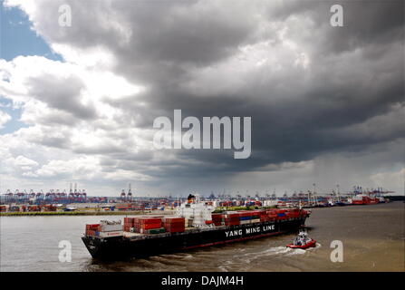 (Dpa Datei) - eine Archiv-Bild vom 16. Juni 2008, zeigt ein riesiges Containerschiff Ankunft am Hafen in Hamburg, Deutschland. Im Jahr 2010 kamen weniger Schiffe in den Häfen von Hamburg und den Zustand des Landes Schleswig-Holstein im Vergleich zu 2009. Die Schiffe wurden jedoch mit mehr Güter und Container geladen. Foto: Marcus Brandt Stockfoto