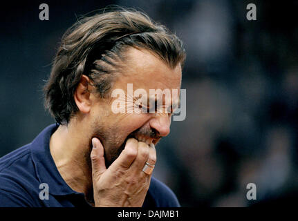 Ehemaliger Tennis, die professionelle Henri Leconte beißt hies Finger während des Spiels WTA Tennis grand Prix in der Porsche Arena in Stuttgart, Deutschland, 18. April 2011. Foto: Marijan Murat Stockfoto