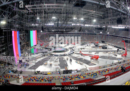 Drei und eine halbe Woche vor dem Finale des Eurovision Song Contest ist der Bau des Veranstaltungsortes in vollem Gange in Düsseldorf, 19. April 2011. Der Bau der Bühne, die Lena mit dem Song "Taken By A Stranger" ihren Titel verteidigen am 14. Mai 2011 auf durchführen wird, ist fast abgeschlossen. FOTO: ROLAND WEIHRAUCH Stockfoto