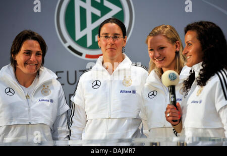 Coach Nadine Angerer (L-R) und Fußball-Profis Birgit Prinz, Alexandra Popp Und Fatmire Bajramaj sind bei einem PR-Event der deutschen Frauen Fußball Nationalmannschaft in der Mercedes Benz Niederlassung in Köln, Deutschland, 19. April 2011 abgebildet. Foto: Henning Kaiser Stockfoto