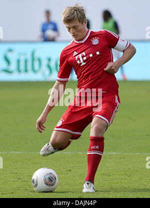 Rostock, Deutschland. 14. Juli 2013. Bayerns Toni Kroos in Aktion während der Fußball-Charity match zwischen FC Hansa Rostock und dem FC Bayern München im DKB-Arena Soccer Stadium in Rostock, Deutschland, 14. Juli 2013. München gewann mit 4: 0. Foto: Bernd Wuestneck/Dpa/Alamy Live News Stockfoto