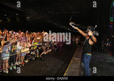 HongKong, China auf. 13. Juli 2013. Läuft Man Mitglieder kamen Hongkong & von Fans in Hong Kong, China auf Samstag, 13. Juli 2013 begrüßt. Bildnachweis: TopPhoto/Alamy Live-Nachrichten Stockfoto