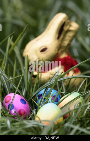 (Dpa-Datei)-ein Datei-Bild vom 8. April 2009 zeigt bunte Ostereier und ein Schokoladen Osterhase liegend in den Rasen in Düsseldorf. Die Suche nach Eiern ist benutzerdefinierte auf Ostern. Foto: David Ebener Stockfoto