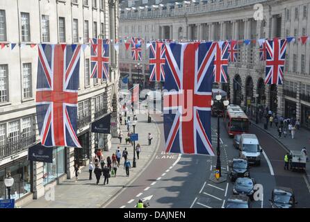 Fahnen hängen über Regent Street in London, England, 21. April 2011. Am 29. April 2011 wird Prinz William und Kate Middleton heiraten. Foto: Cordula Donhauser Stockfoto
