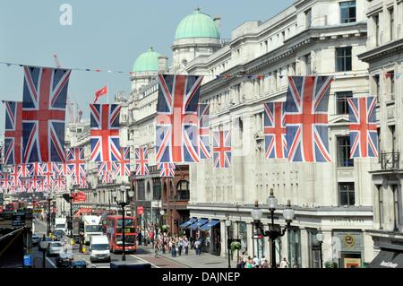 Fahnen hängen über Regent Street in London, England, 21. April 2011. Am 29. April 2011 wird Prinz William und Kate Middleton heiraten. Foto: Cordula Donhauser Stockfoto