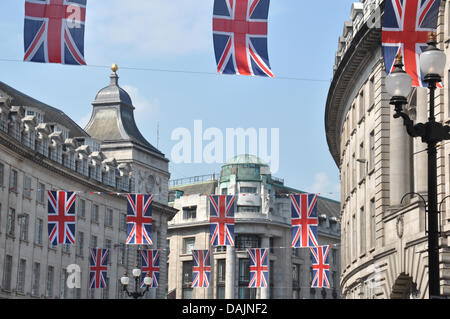 Fahnen hängen über Regent Street in London, England, 21. April 2011. Am 29. April 2011 wird Prinz William und Kate Middleton heiraten. Foto: Cordula Donhauser Stockfoto