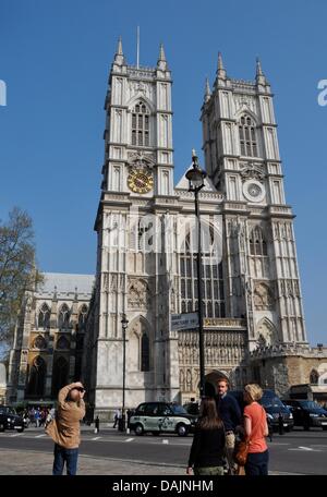 Ein Trouist macht Fotos von Westminster Abbey in London, Vereinigtes Königreich, 21. April 2011. Prinz William und Kate Middleton sind aufgrund von Mi in London auf Freitag, 29. April 2011. Foto: Cordula Donhauser Stockfoto