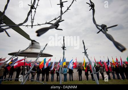 US-Veteranen, KZ-Überlebende und deren Angehörige nehmen Teil in einer Kranzniederlegung auf dem ehemaligen zentralen namentliche Platz von der KZ-Gedenkstätte Buchenwald bei Weimar, Deutschland, 17. April 2011. Die Zeremonie gedachte des Jahrestages der Befreiung des Lagers vor 66 Jahren und die 56 000 Menschen wurden ermordet und verhungert in der Camp-betwe Stockfoto