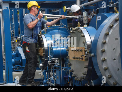 (Dpa Datei) - eine Archiv Bild, datiert 19. Juli 2010, zeigt einen Mechaniker bei der Arbeit, die Installation neuer Filter im Rahmen des Carbon Capture pilot-Projekt (CCS) in Spremberg, Deutschland. Die Bundesregierung entschied sich für einen umstrittenen gesetzlichen Entwurf für die Forschung in Erfassung und Speicherung von Kohlendioxid. Foto: Georg Ismar Stockfoto