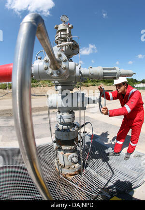 (Dpa Datei) - eine Archiv Bild, datiert 30. Juni 2008, zeigt Ingenieur Fabian Moeller drehen ein Druckventil einer Anlage ist Teil des Carbon Capture pilot-Projekt (CCS) in Ketzin, Deutschland. Die deutsche Bundesregierung beschlossen am 13. April 2011, für eine umstrittene rechtliche Entwurf für die Forschung in der Erfassung und Speicherung von Kohlendioxid. Foto: Nestor Bachmann Stockfoto