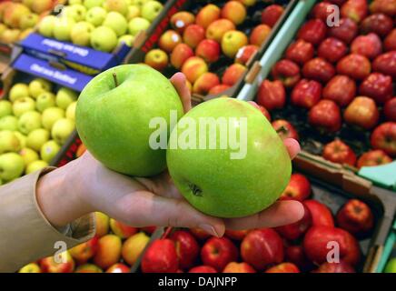 Ein Datei-Bild vom 14. Januar 2003 zeigt Äpfel in Düsseldorf. Amerikanische Wissenschaftler von der Florida State University haben herausgefunden, dass der Apfel eine leistungsstarke Cholesterin-Blocker Foto ist: Gero Breloer Stockfoto